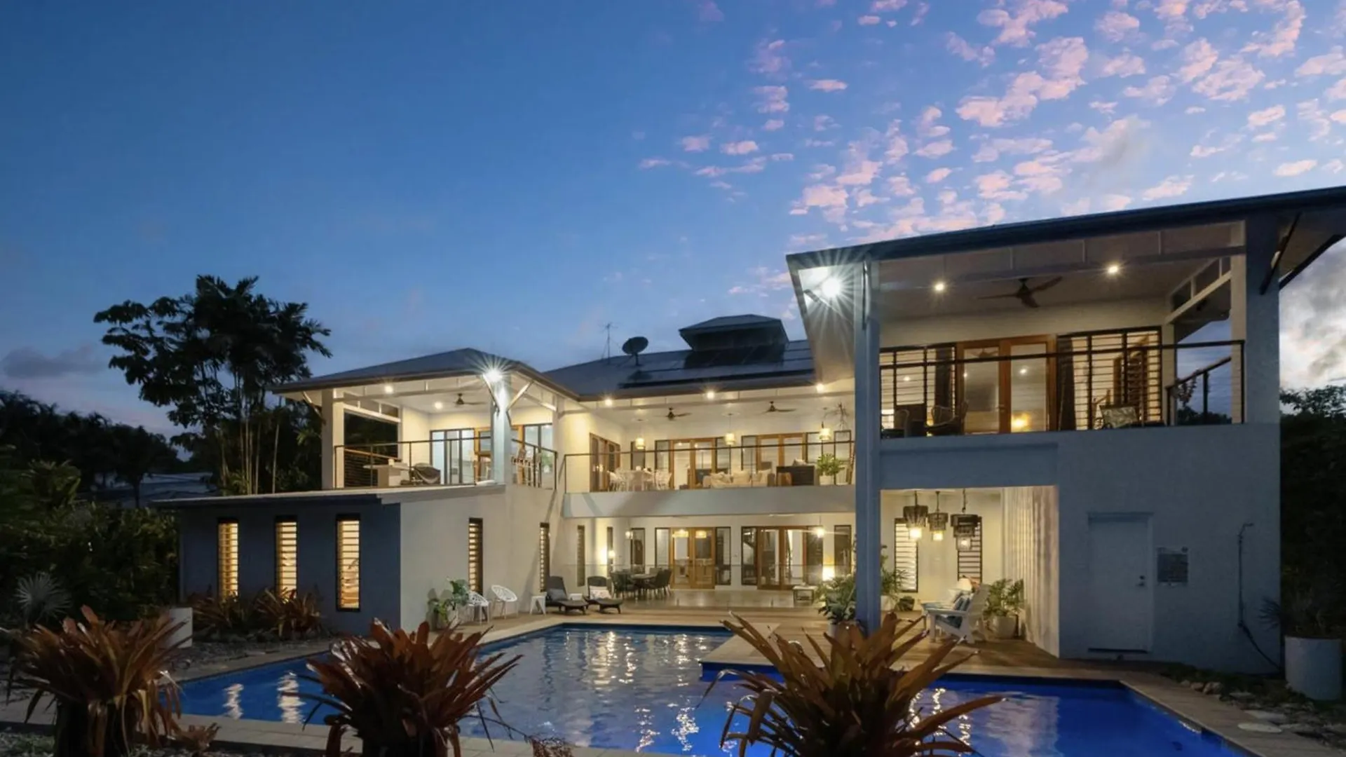 Big Beach House Tranquility - Beachfront Renovated Kewarra Beach Australia