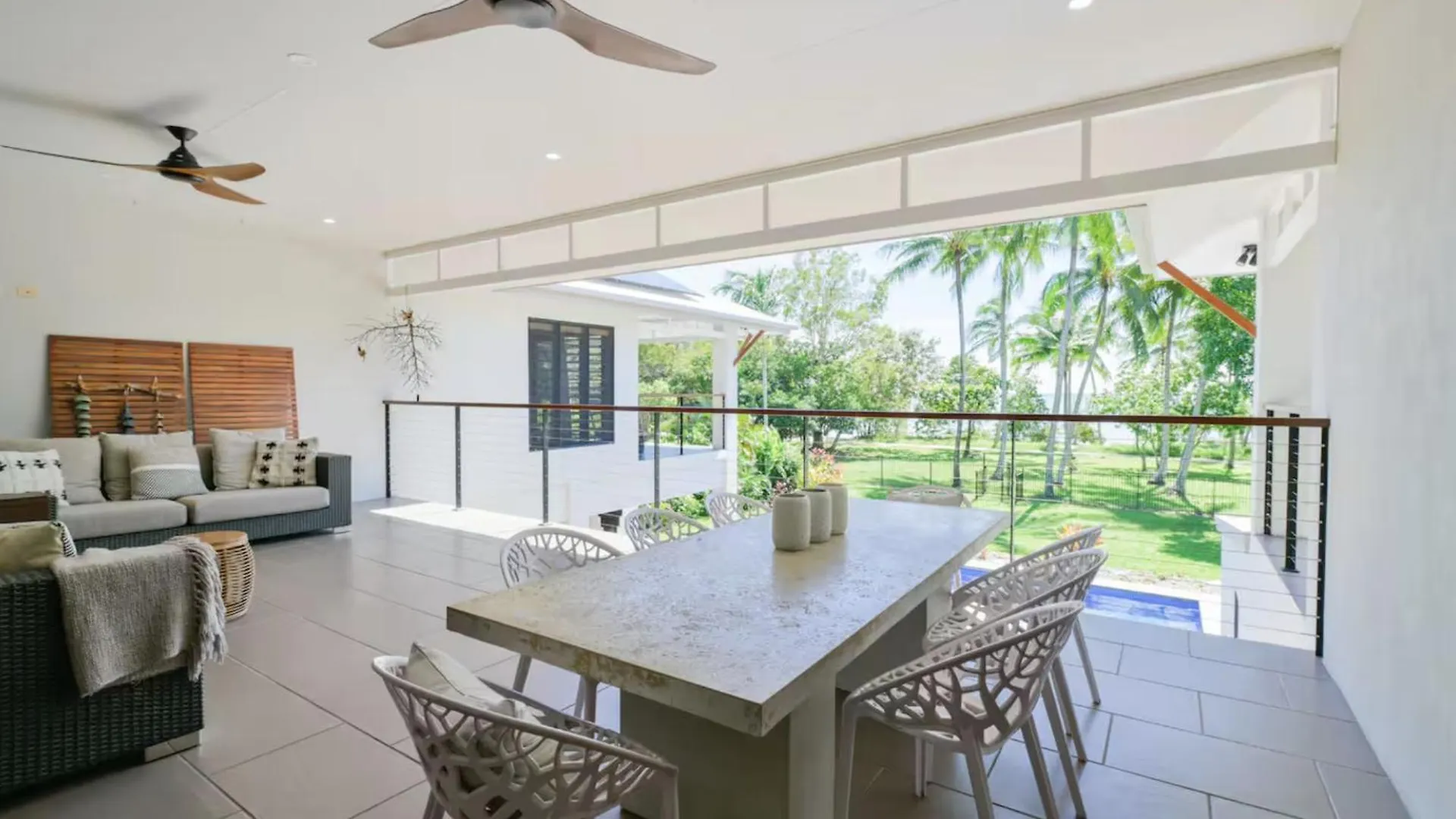 Holiday home Big Beach House Tranquility - Beachfront Renovated Kewarra Beach Australia