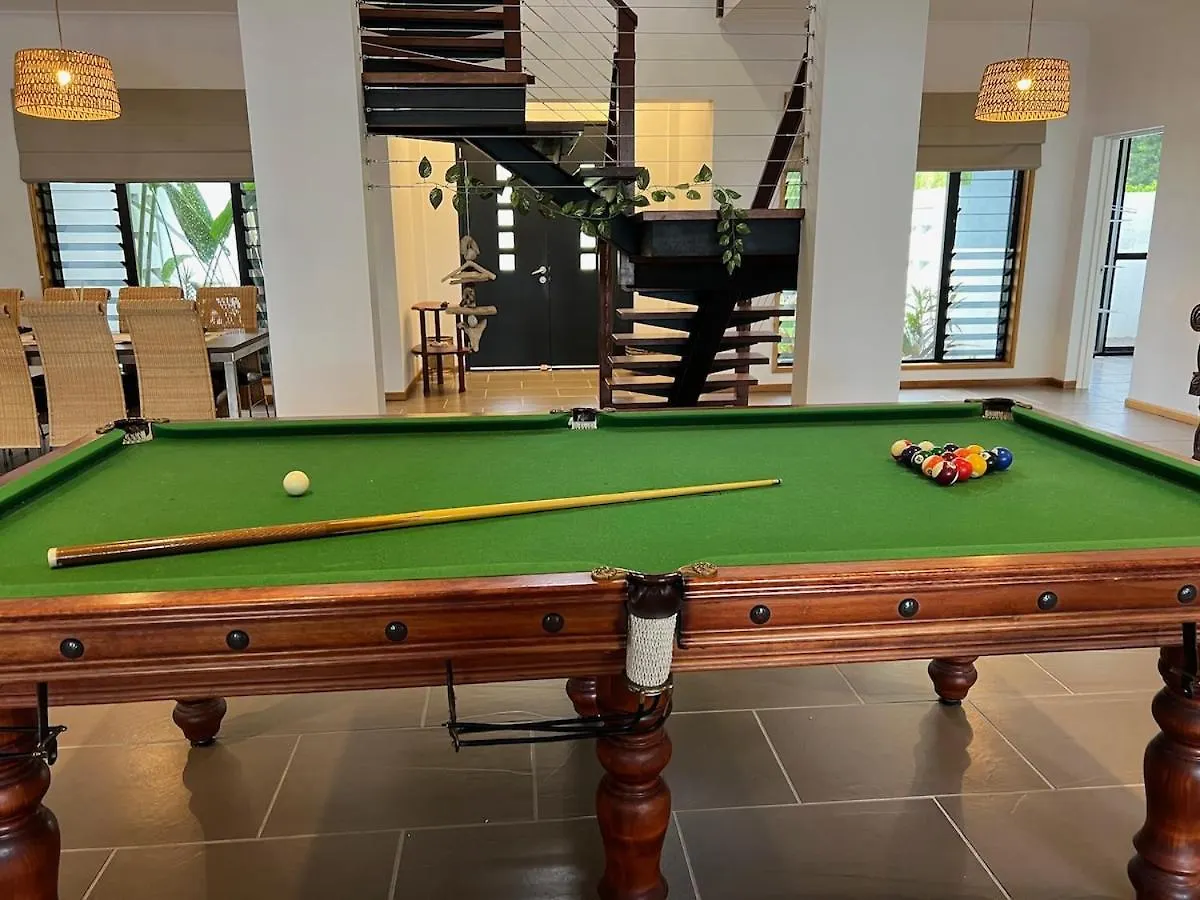 Big Beach House Tranquility - Beachfront Renovated Kewarra Beach