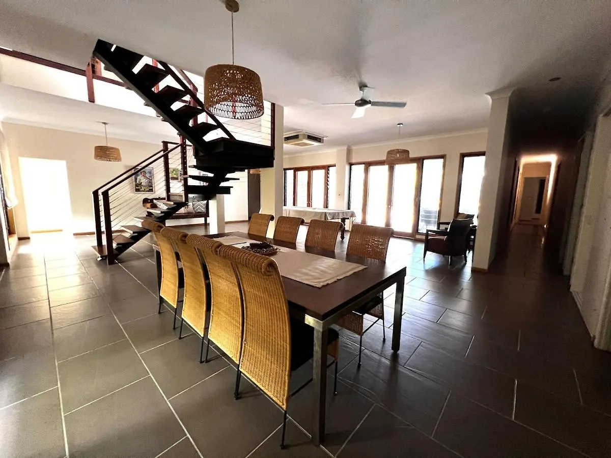Holiday home Big Beach House Tranquility - Beachfront Renovated Kewarra Beach