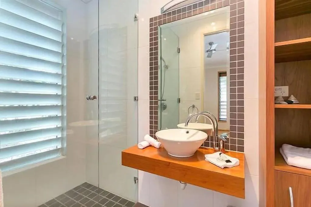 Big Beach House Tranquility - Beachfront Renovated Kewarra Beach