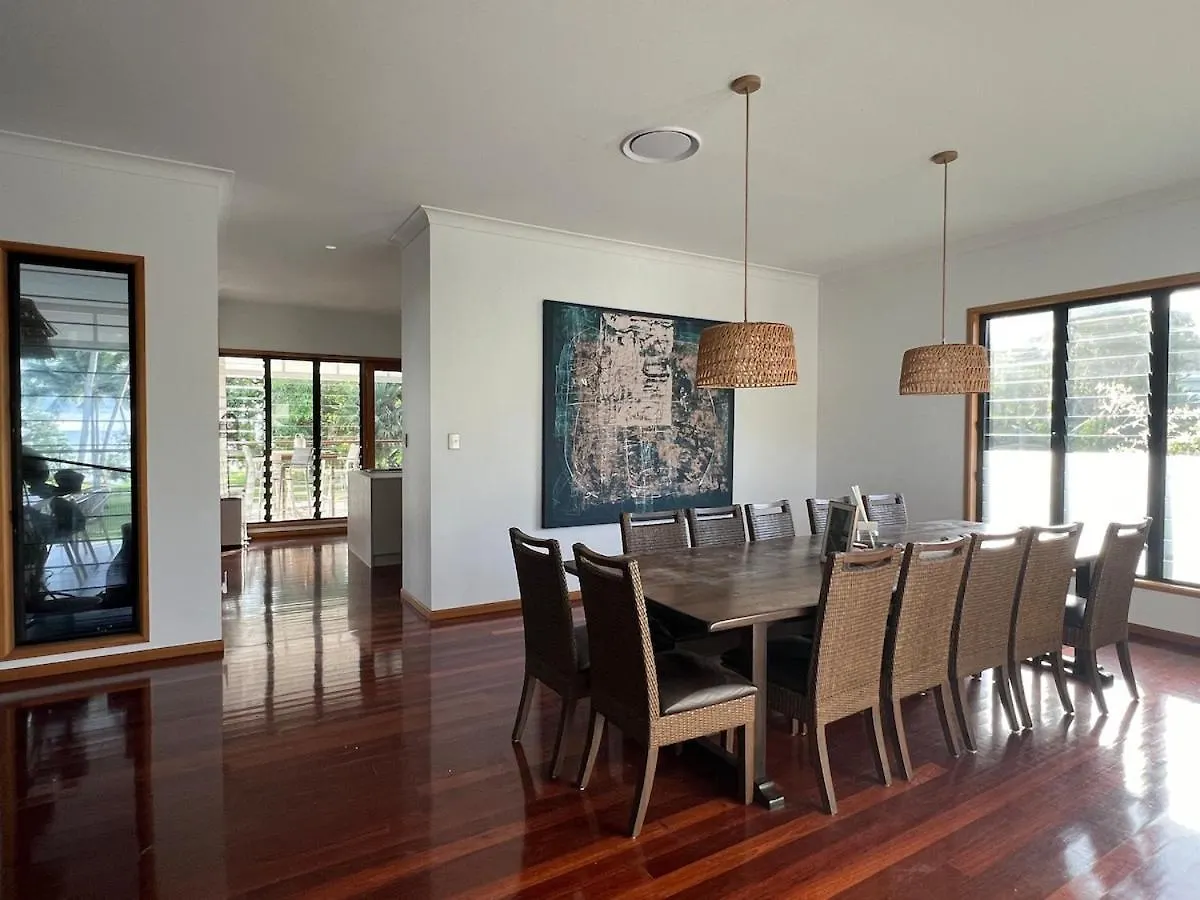 Big Beach House Tranquility - Beachfront Renovated Kewarra Beach