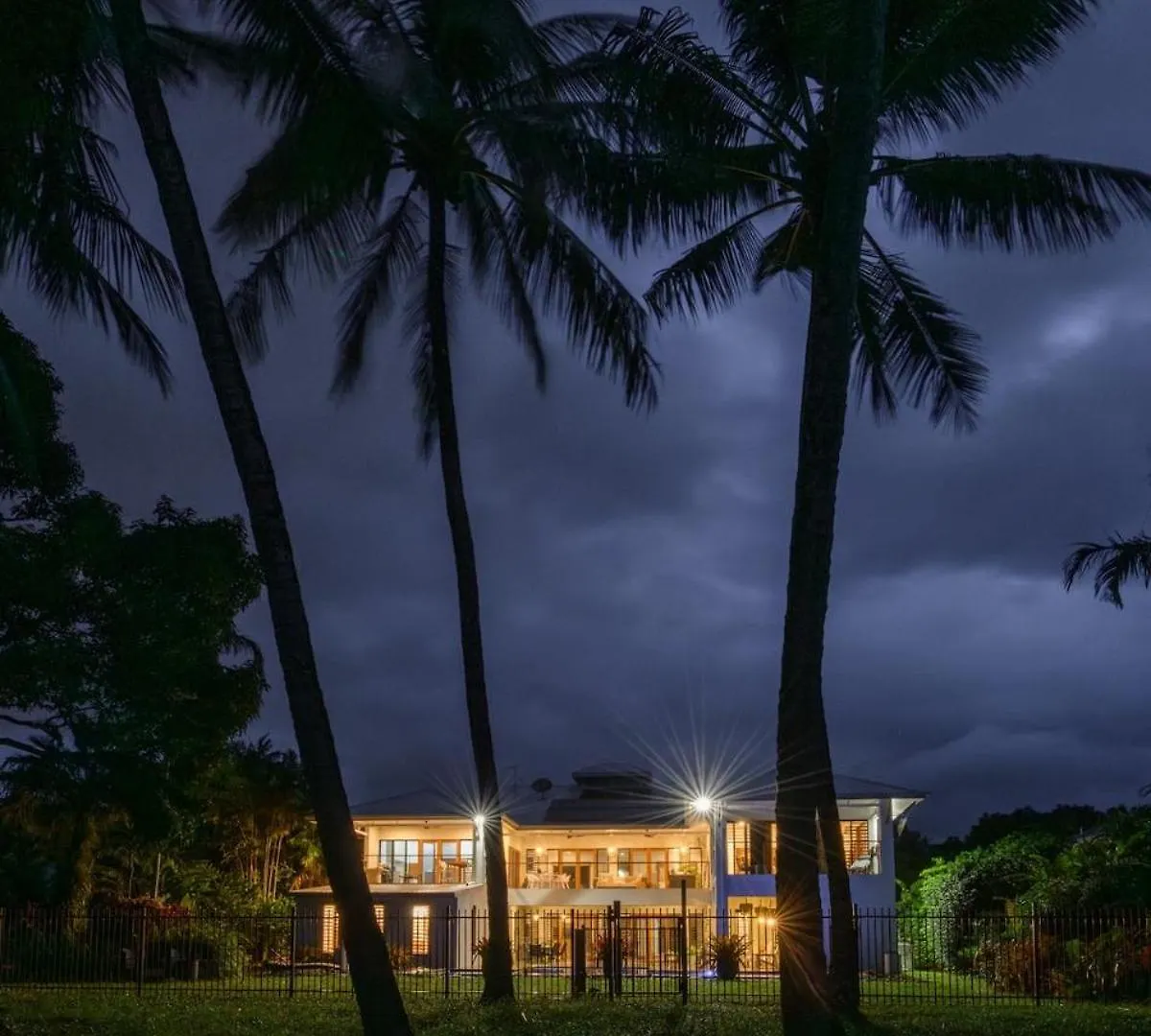 Big Beach House Tranquility - Beachfront Renovated Kewarra Beach