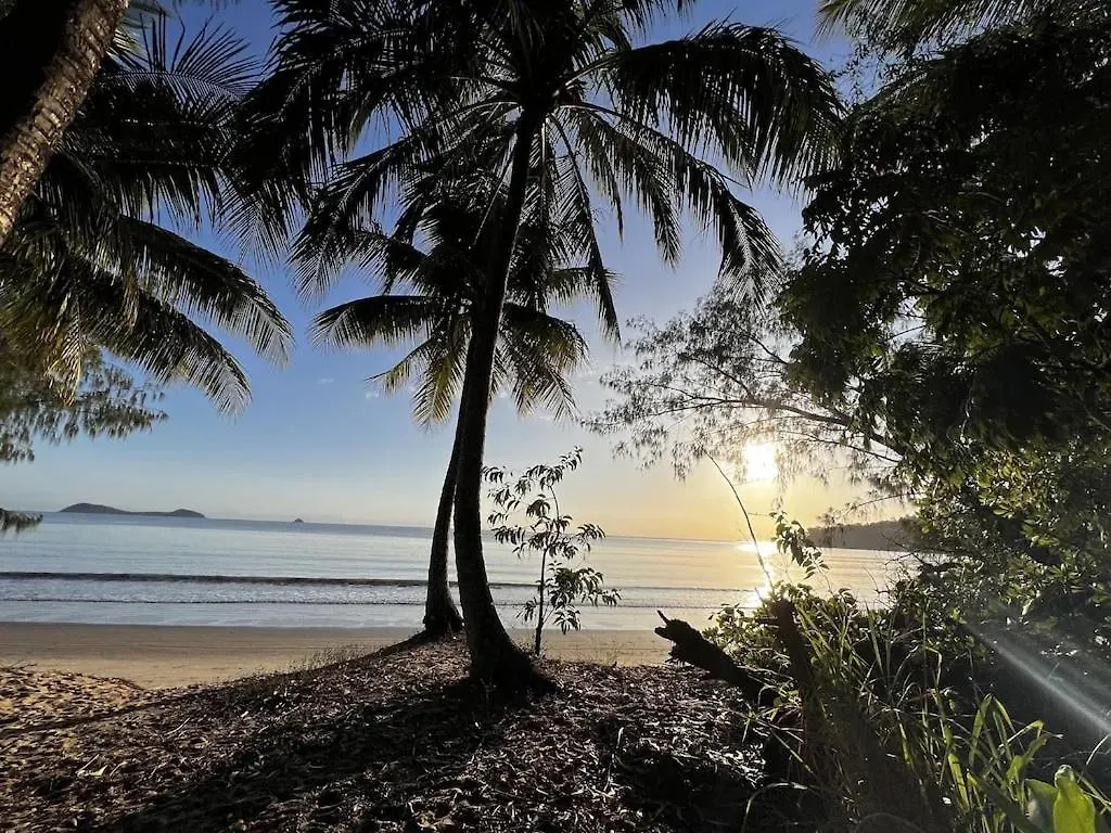 Big Beach House Tranquility - Beachfront Renovated Kewarra Beach