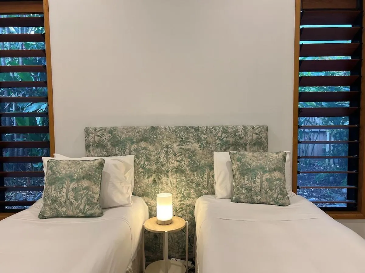Big Beach House Tranquility - Beachfront Renovated Kewarra Beach