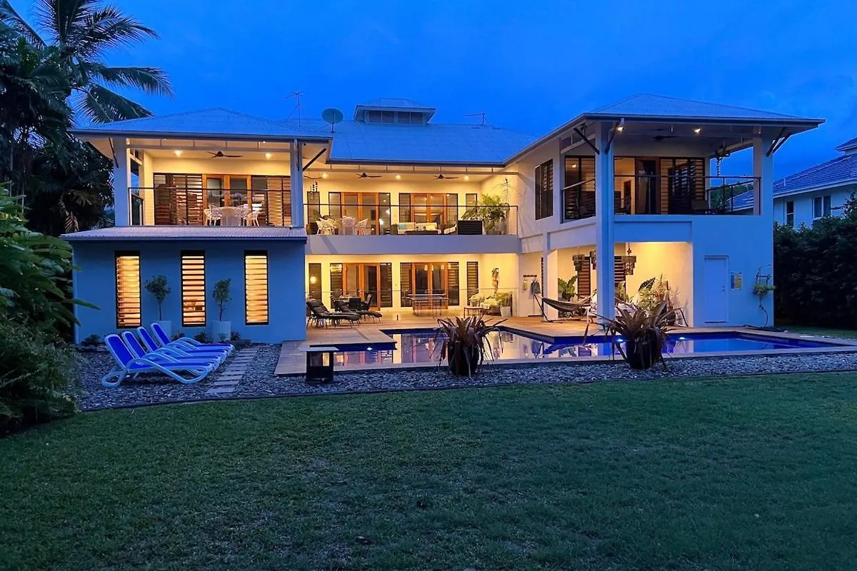 Big Beach House Tranquility - Beachfront Renovated Kewarra Beach