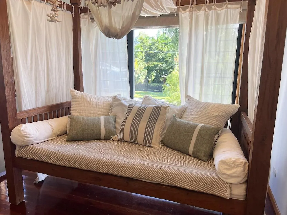 Big Beach House Tranquility - Beachfront Renovated Kewarra Beach