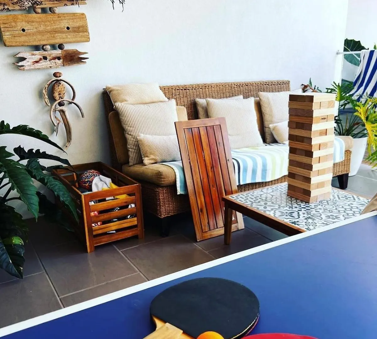 Big Beach House Tranquility - Beachfront Renovated Kewarra Beach